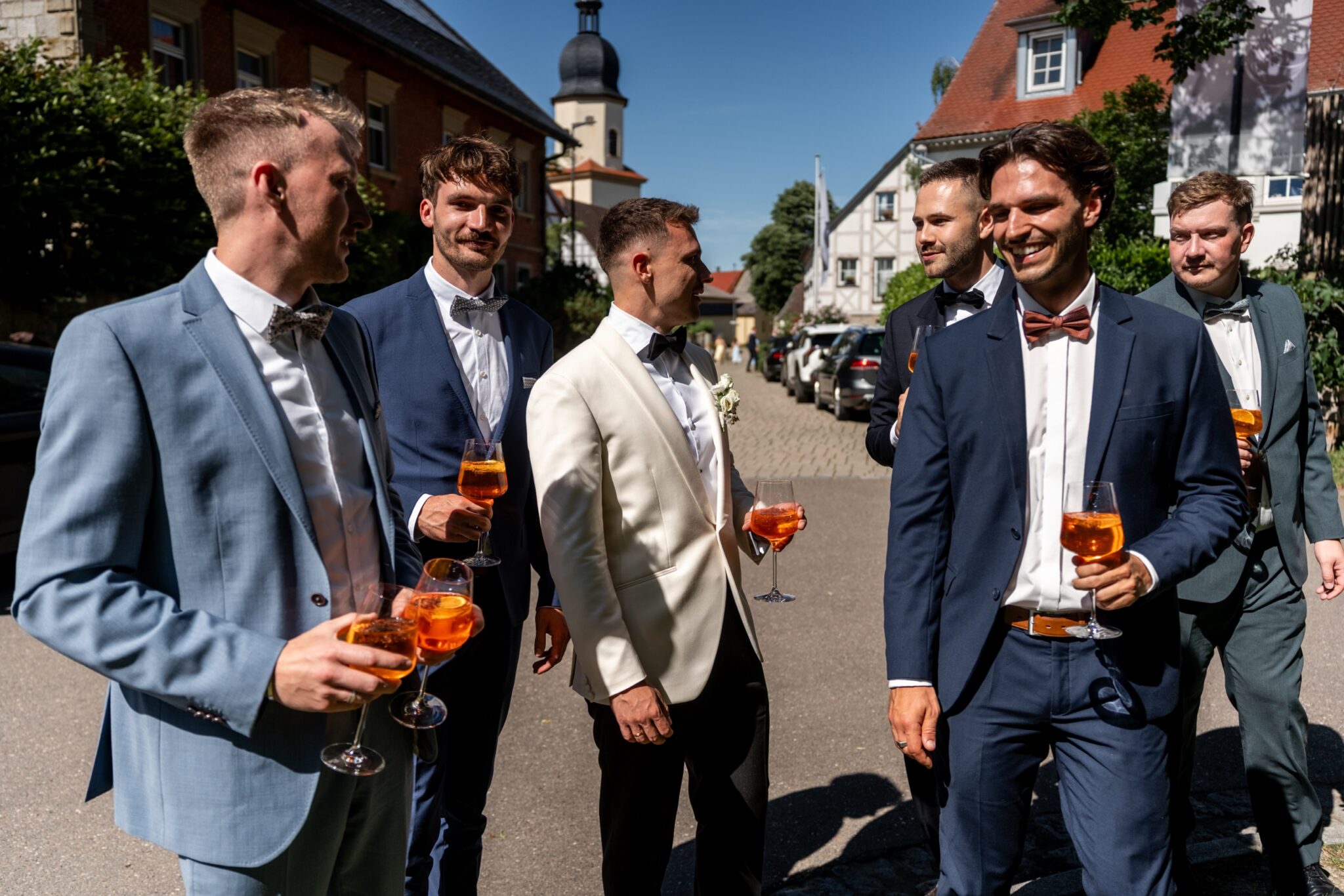 02948 florian knusper hochzeitsfotograf hochzeitsgaeste sektempfang im freie winzerhof stahl 1