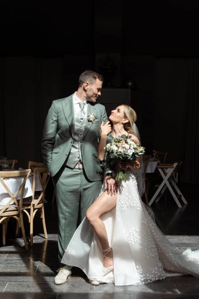 Brautpaar posiert in eleganter Hochzeitskleidung.