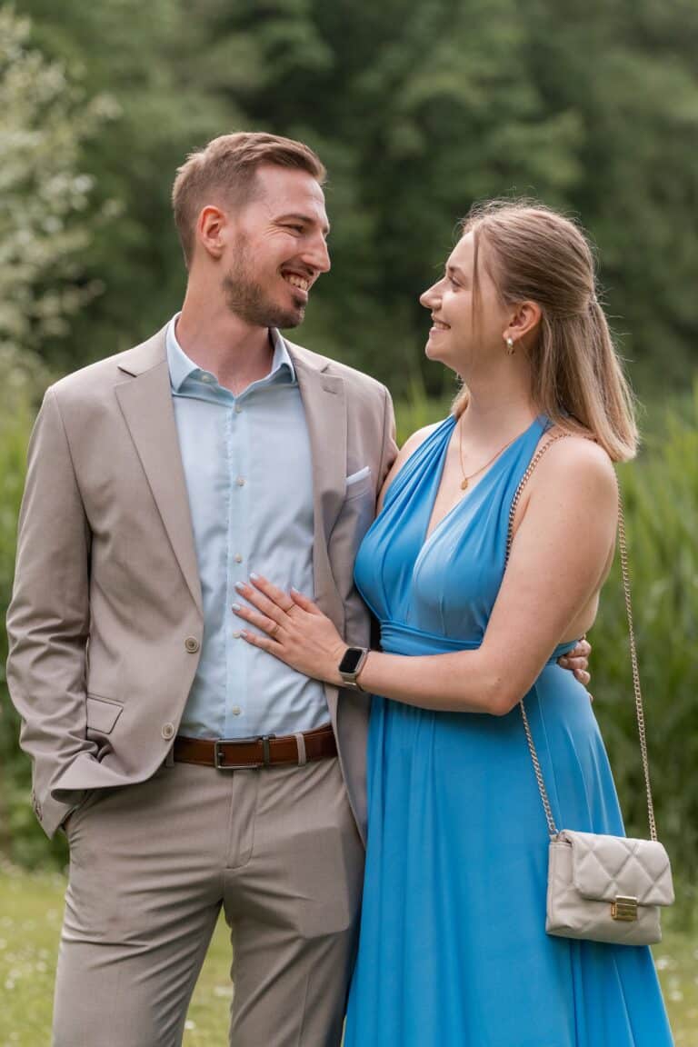 02971-florian-knusper-hochzeitsfotograf-wuerzburg-paar-im-garten-Das Retz