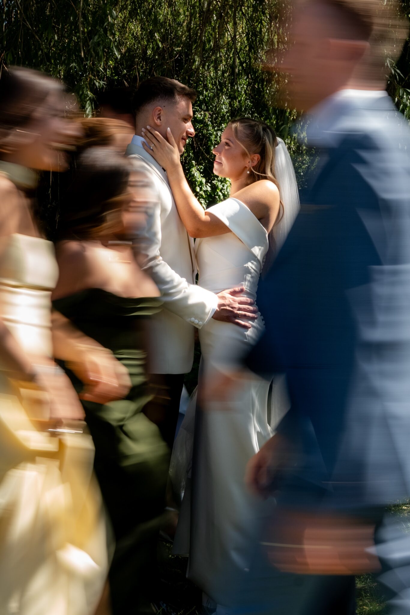 02990 2 florian knusper hochzeitsfotograf brautpaar kuss gartenhochzeit winzerhof stahl 1