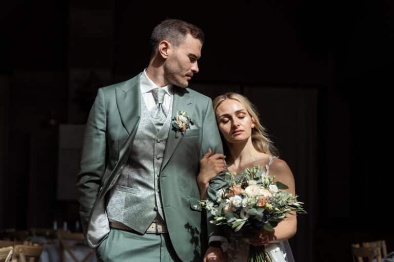 02995-florian-knusper-hochzeitsfotograf-wuerzburg-brautpaar-mit-brautstrauss-villa-oriental