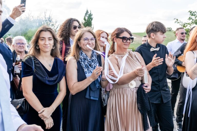 03035-florian-knusper-hochzeitsfotograf-wuerzburg-gruppe-von-gaesten-villa-oriental