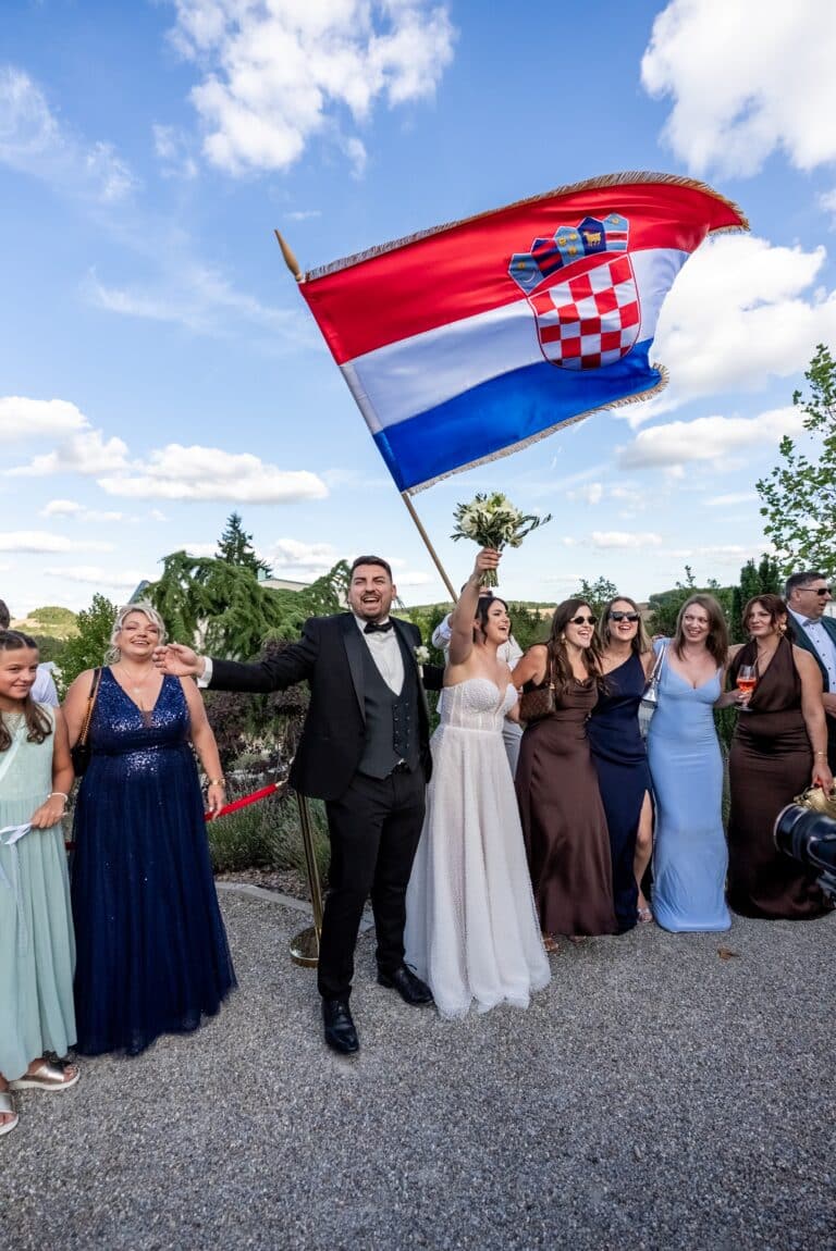 03059-florian-knusper-hochzeitsfotograf-wuerzburg-gruppe-von-gaesten-mit-fahne-villa-oriental