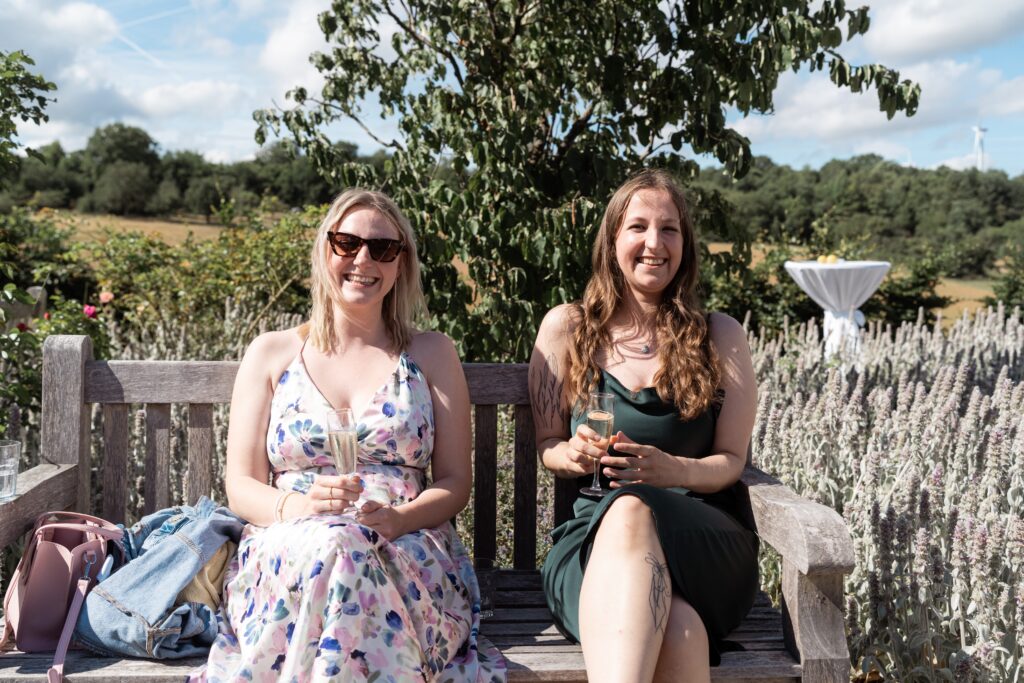 Gäste trinken Sekt im sonnigen Garten