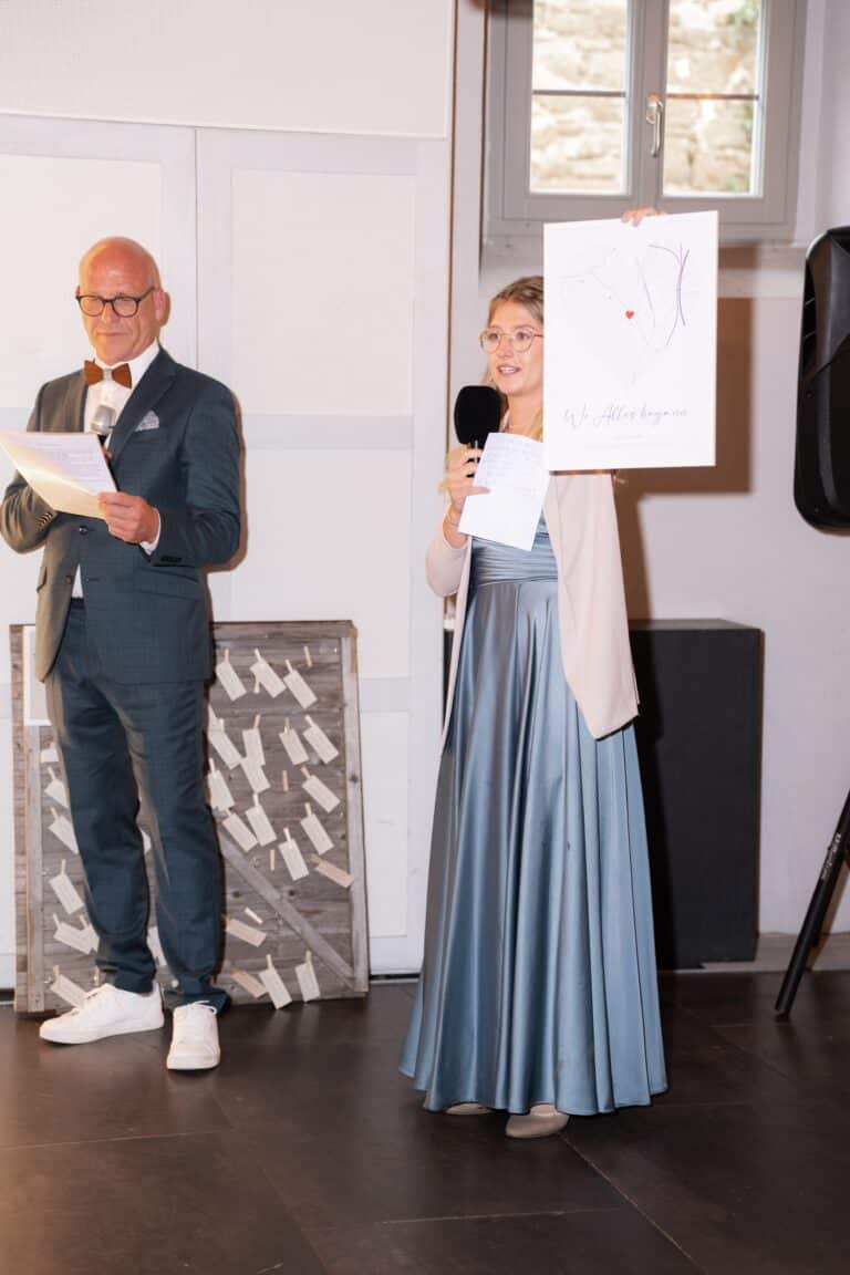 03070-florian-knusper-hochzeitsfotograf-wuerzburg-redner-im-eventraum-Hotel Freihof Prichsenstadt
