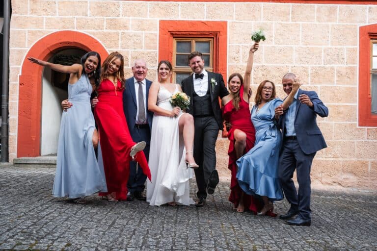 03084-florian-knusper-hochzeitsfotograf-wuerzburg-brautpaar-mit-gaesten