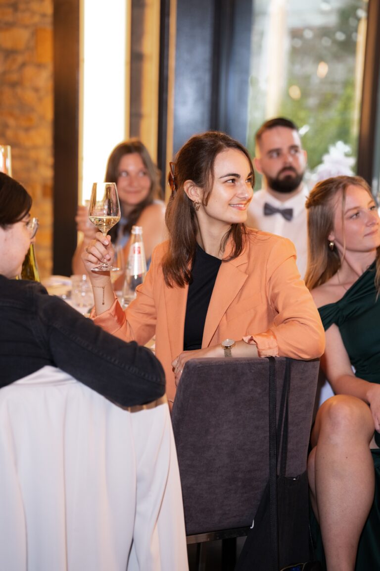 03085-florian-knusper-hochzeitsfotograf-wuerzburg-gaeste-am-tisch-Hotel Freihof Prichsenstadt