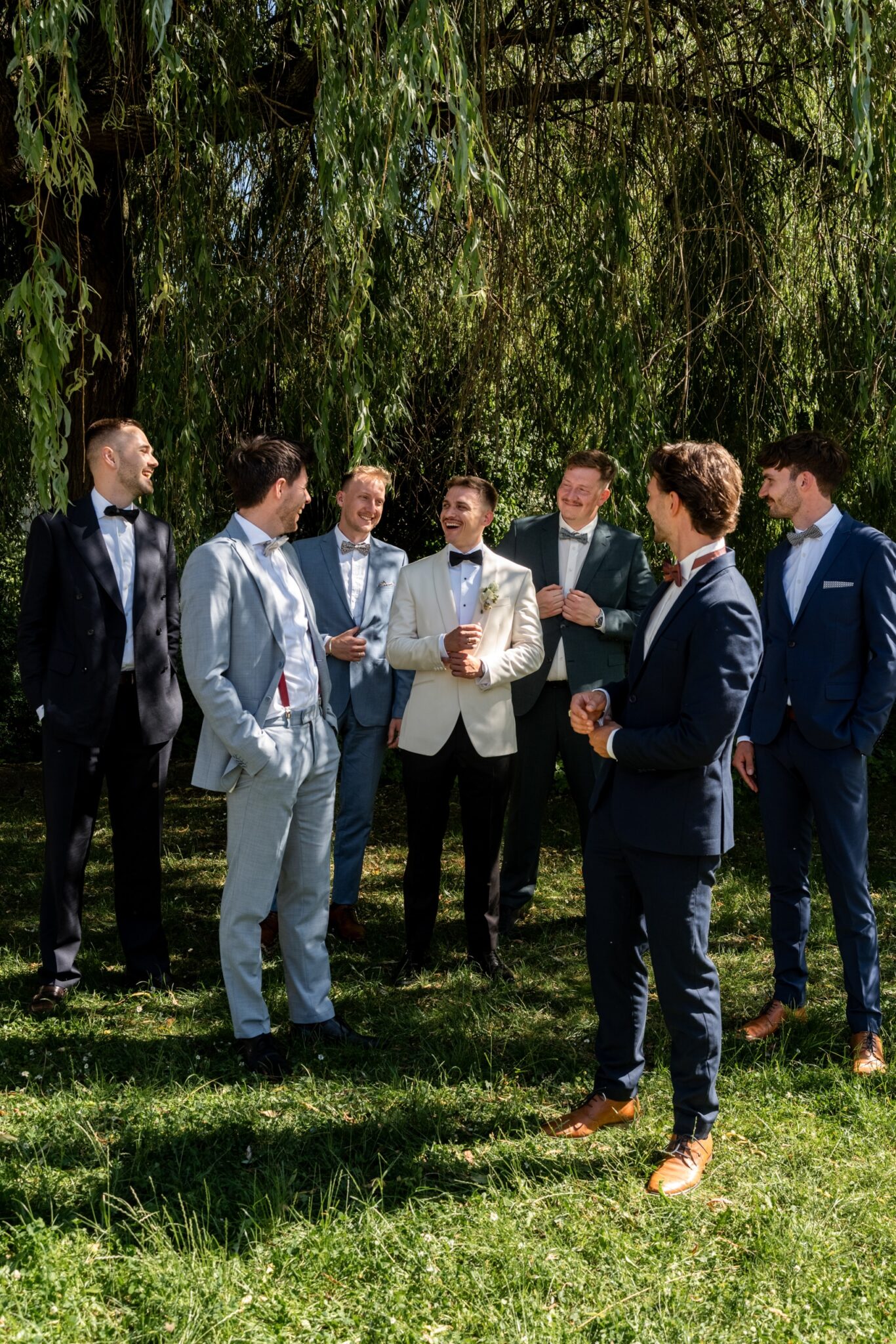 03095 florian knusper hochzeitsfotograf braeutigam mit trauzeuge im garten winzerhof stahl 1