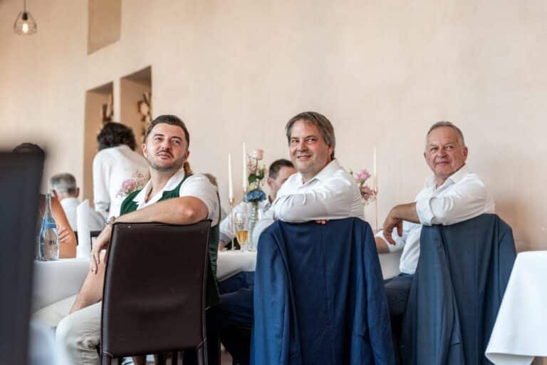 03109-florian-knusper-hochzeitsfotograf-wuerzburg-gaeste-an-tischen-Kloster Bronnbach