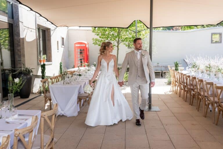 03114-florian-knusper-hochzeitsfotograf-wuerzburg-brautpaar-unter-pavillon-Villa Oriental