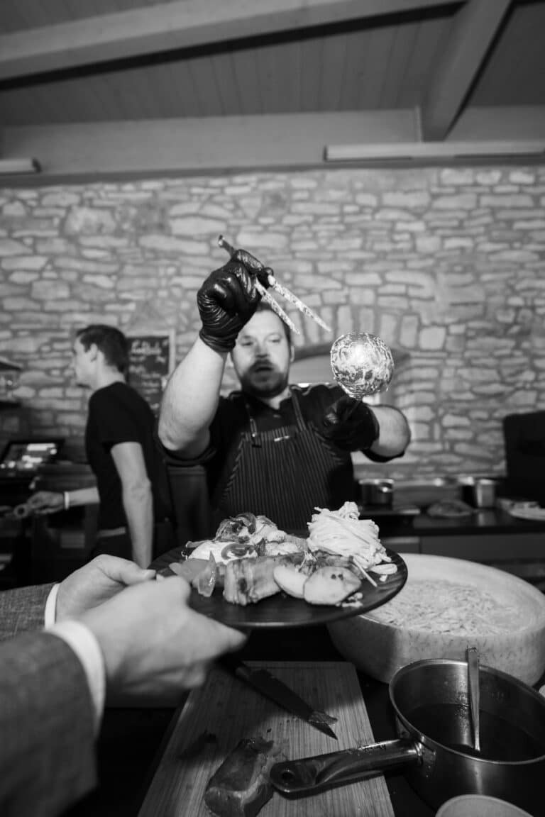 03123-florian-knusper-hochzeitsfotograf-wuerzburg-koch-beim-anrichten-Hotel Freihof Prichsenstadt