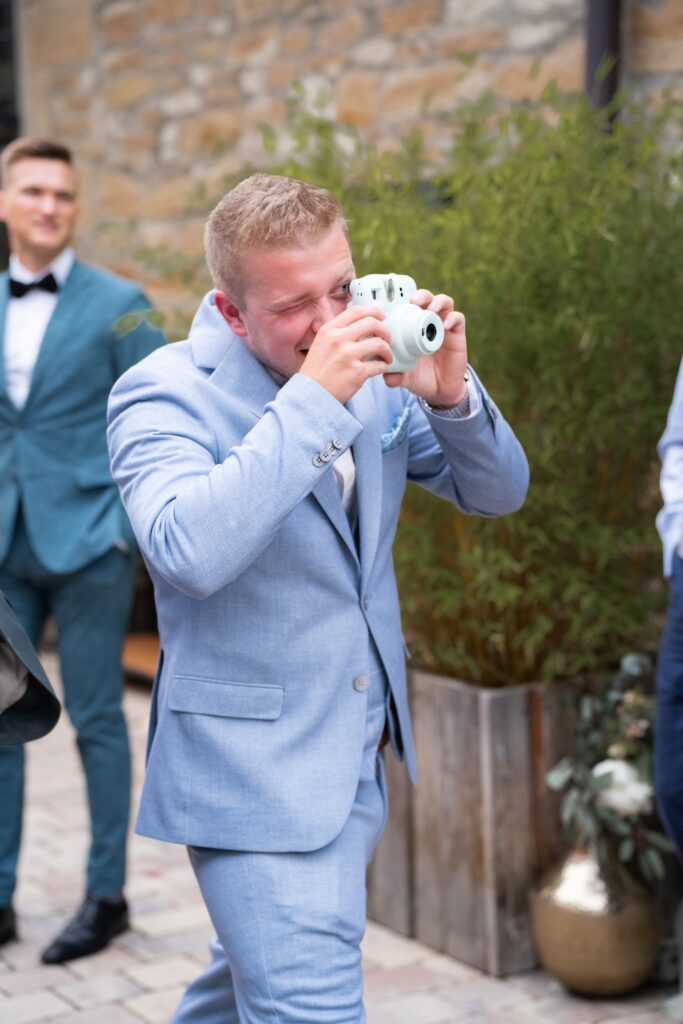 Gäste fotografieren mit Sofortbildkamera draußen