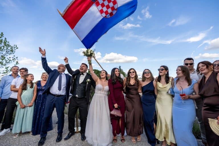 03148-florian-knusper-hochzeitsfotograf-wuerzburg-gruppe-mit-flagge-villa-oriental