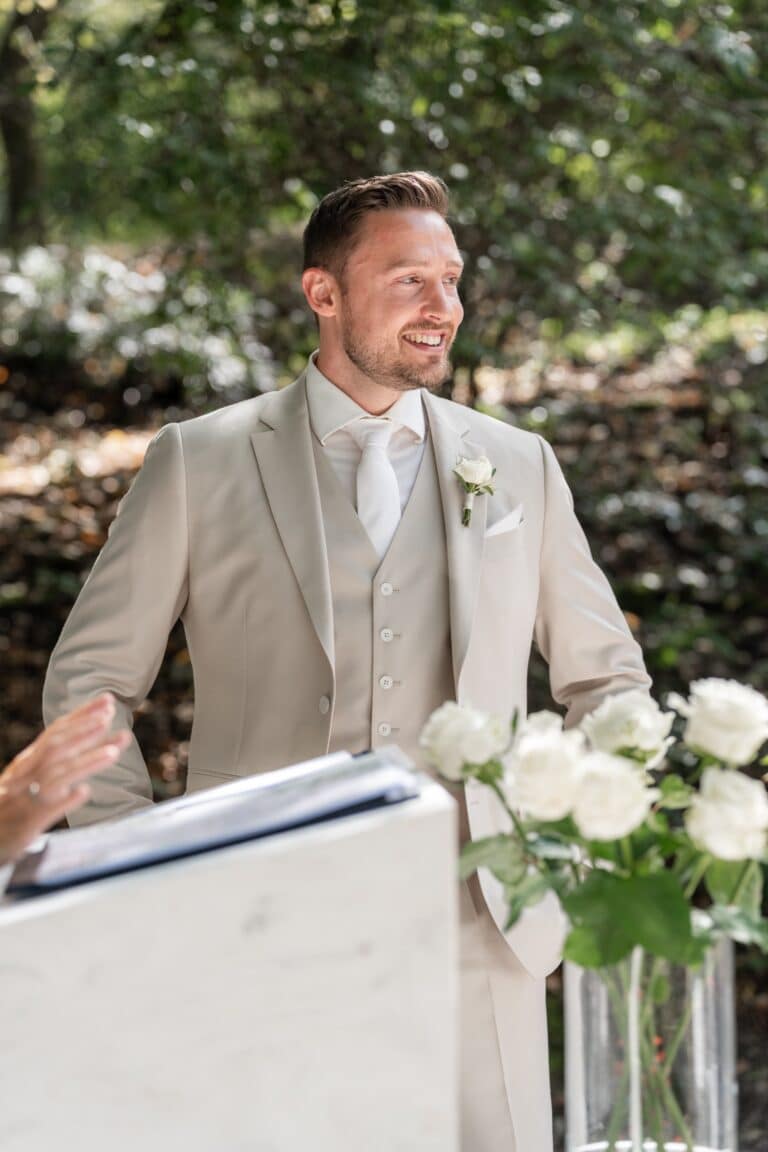 03155-florian-knusper-hochzeitsfotograf-wuerzburg-braeutigam-im-garten-Villa Oriental