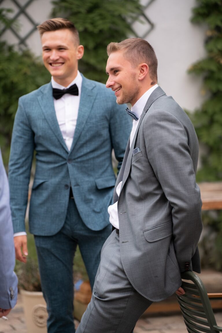 03155-florian-knusper-hochzeitsfotograf-wuerzburg-gaeste-im-garten-Hotel Freihof Prichsenstadt