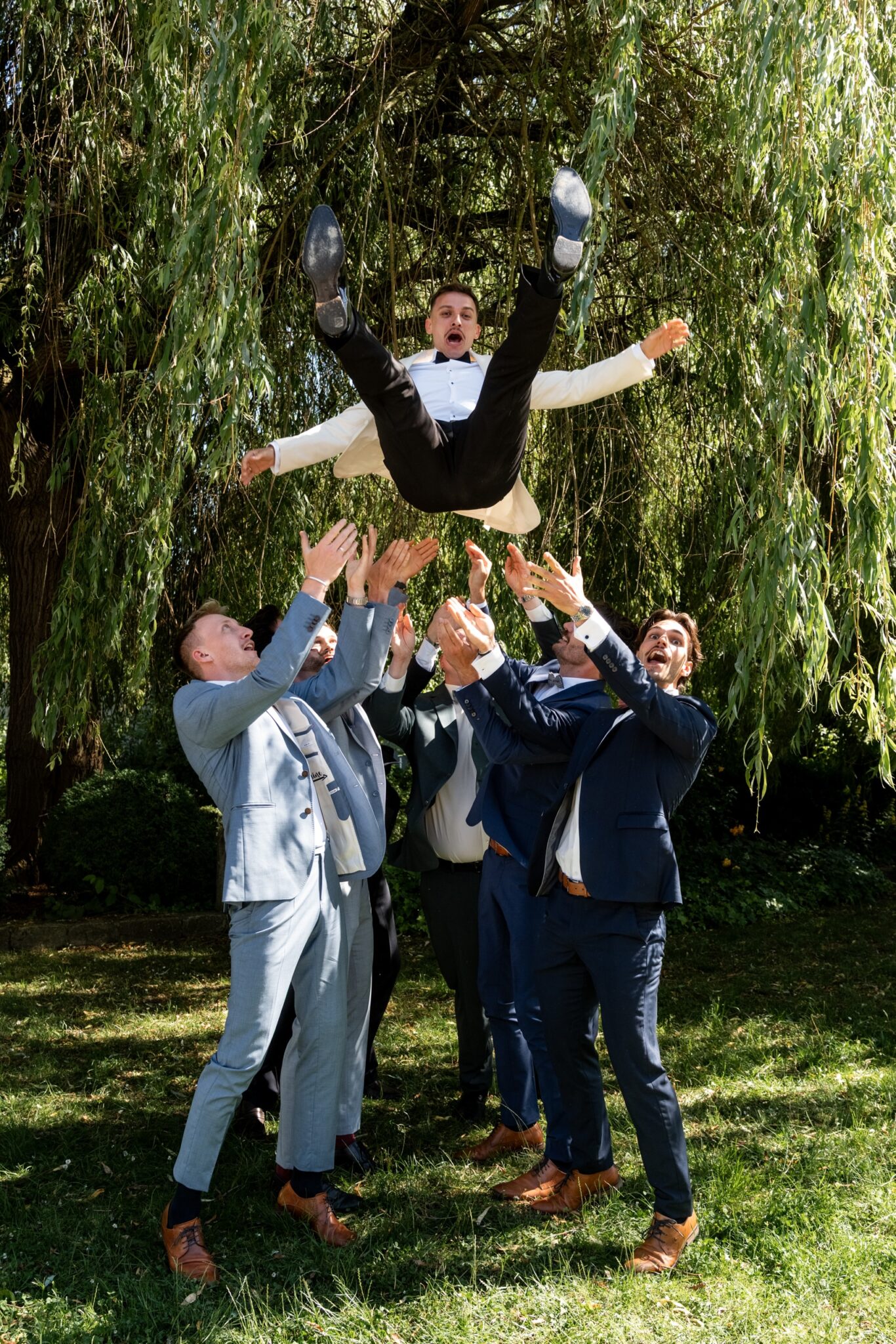 03163 florian knusper hochzeitsfotograf braeutigam hochwerfen gruppenfoto winzerhof stahl 1