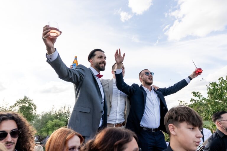 03174-florian-knusper-hochzeitsfotograf-wuerzburg-gruppe-von-gaesten-villa-oriental