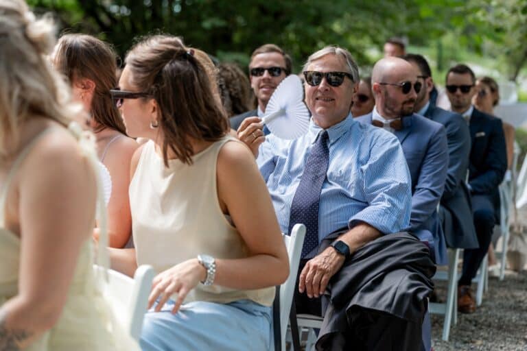 03177-florian-knusper-hochzeitsfotograf-wuerzburg-gaeste-im-freien-sitzen-Villa Oriental