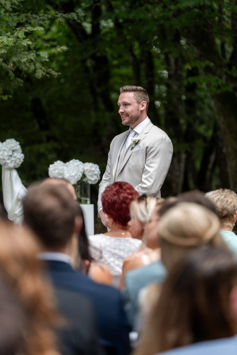 03196-florian-knusper-hochzeitsfotograf-wuerzburg-braeutigam-im-freien-Villa Oriental