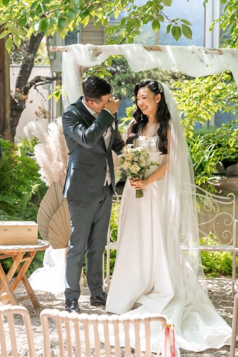 03213-florian-knusper-hochzeitsfotograf-wuerzburg-brautpaar-im-garten-Hotel Schindlerhof Nuernberg