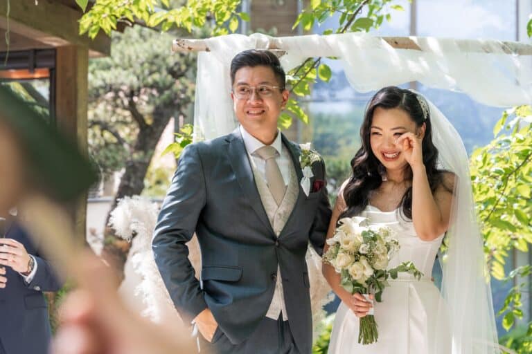 03224-florian-knusper-hochzeitsfotograf-wuerzburg-brautpaar-im-garten-Hotel Schindlerhof Nuernberg