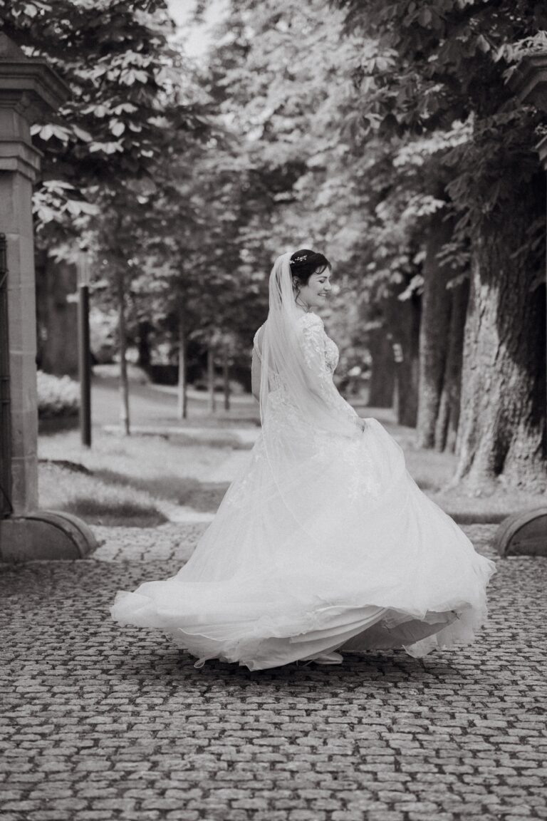 03241-2-florian-knusper-hochzeitsfotograf-wuerzburg-braut-im-garten-Schloss Oberschwarzach
