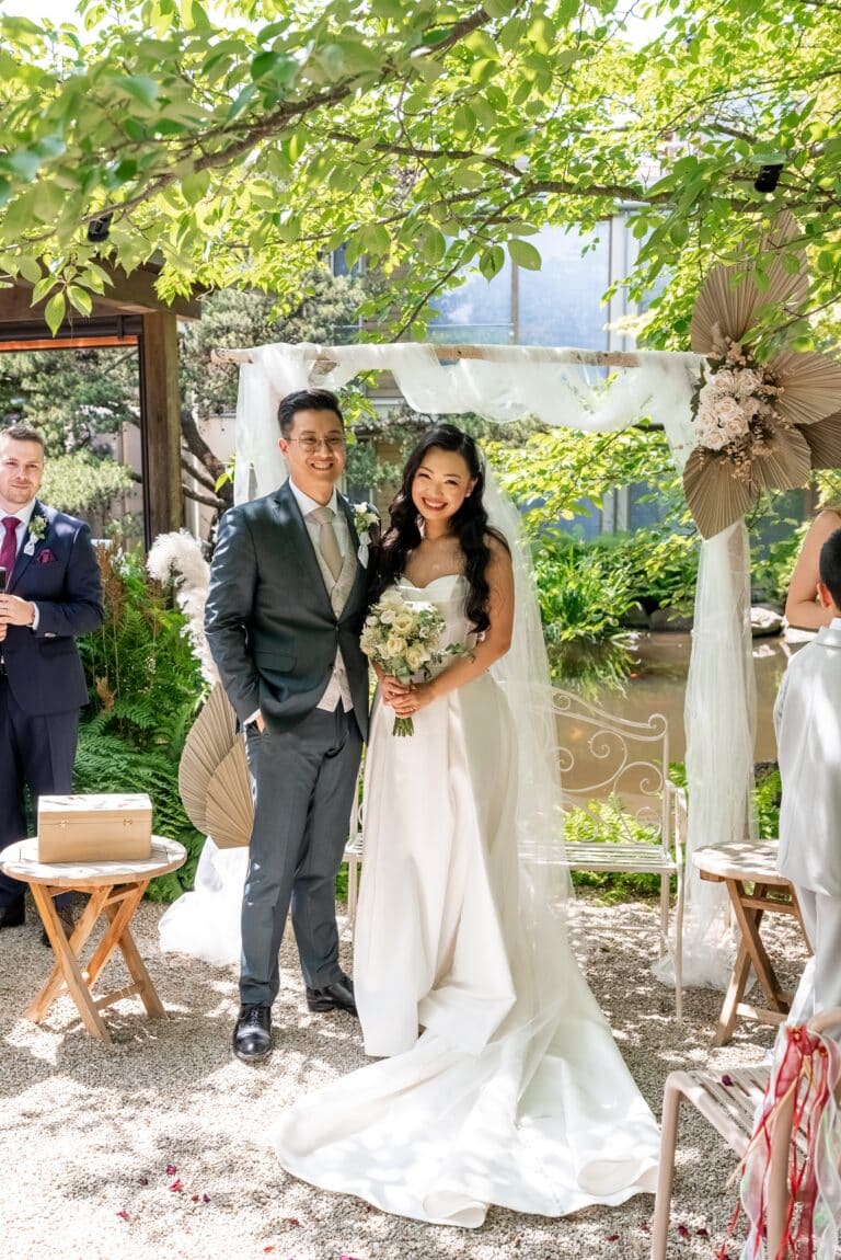 03245-florian-knusper-hochzeitsfotograf-wuerzburg-brautpaar-im-garten-Hotel Schindlerhof Nuernberg