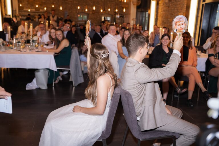 03246-florian-knusper-hochzeitsfotograf-wuerzburg-brautpaar-beim-hochzeitsspiel-Hotel Freihof Prichsenstadt