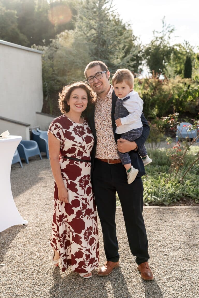 03254-florian-knusper-hochzeitsfotograf-wuerzburg-familie-im-garten-villa-oriental