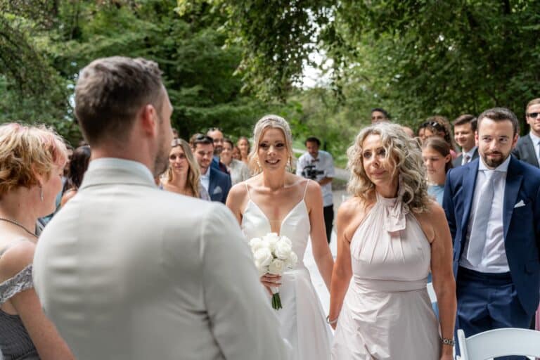 03279-florian-knusper-hochzeitsfotograf-wuerzburg-einzug-der-braut-Villa Oriental