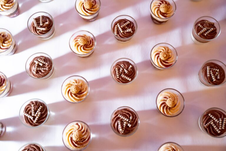 03287-florian-knusper-hochzeitsfotograf-wuerzburg-dessertbuffet-mit-cremeglaesern-Schloss Zeilitzheim