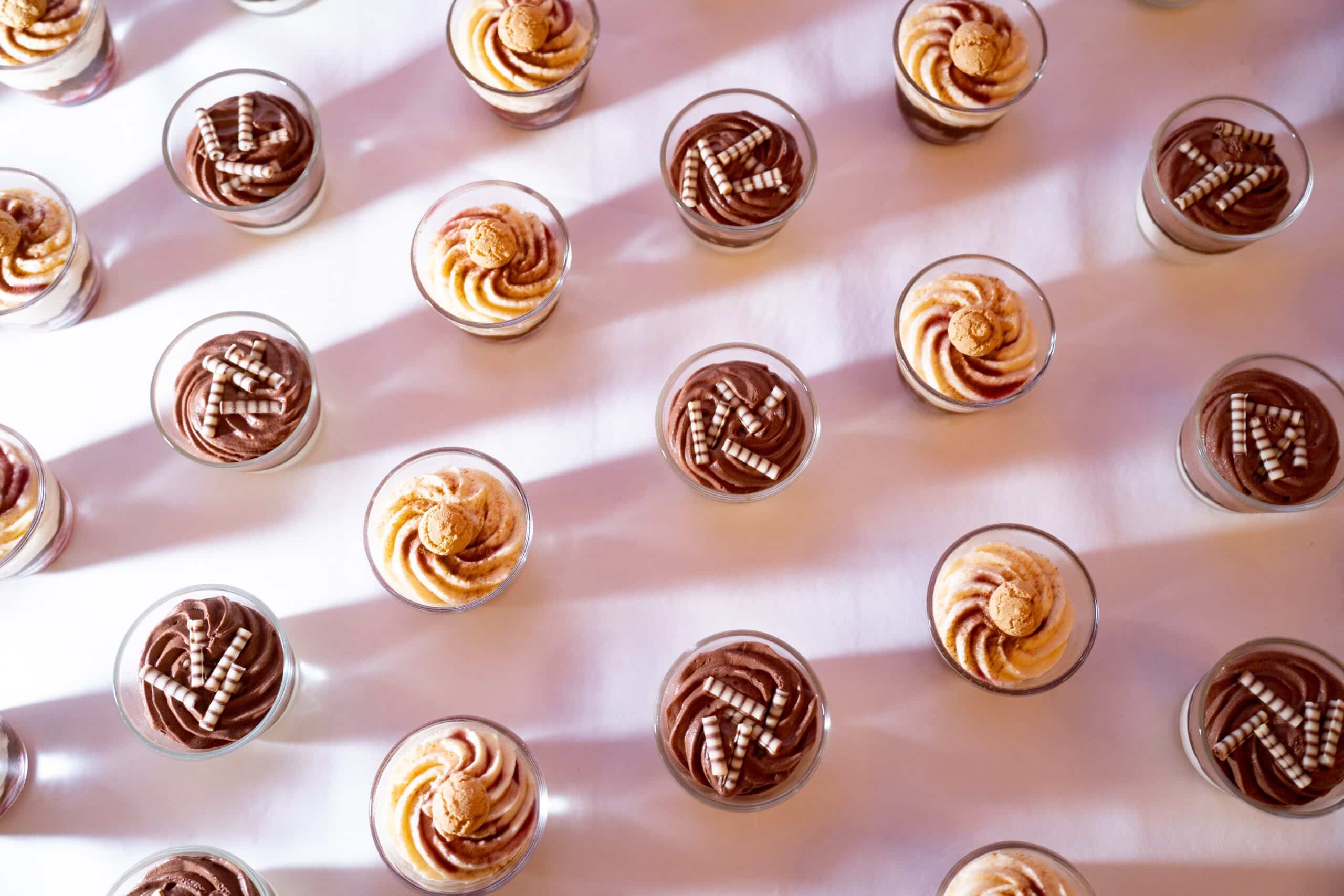 Dessertgläser mit Schokoladenmousse auf Hochzeitstafel