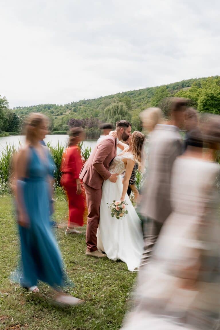 03288-florian-knusper-hochzeitsfotograf-wuerzburg-brautpaar-im-freien-Das Retz