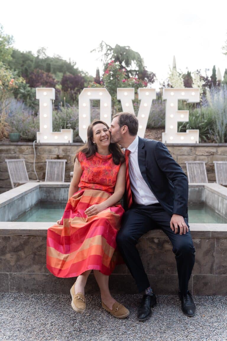 03291-florian-knusper-hochzeitsfotograf-wuerzburg-paar-vor-love-schriftzug-villa-oriental