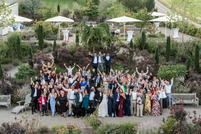 03292-florian-knusper-hochzeitsfotograf-wuerzburg-gruppe-von-gaesten-im-garten-villa-oriental