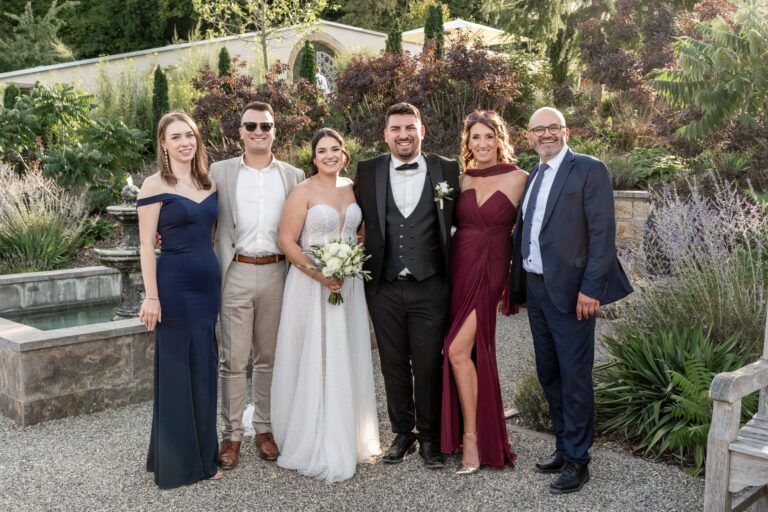 03307-florian-knusper-hochzeitsfotograf-wuerzburg-gruppe-im-garten-villa-oriental