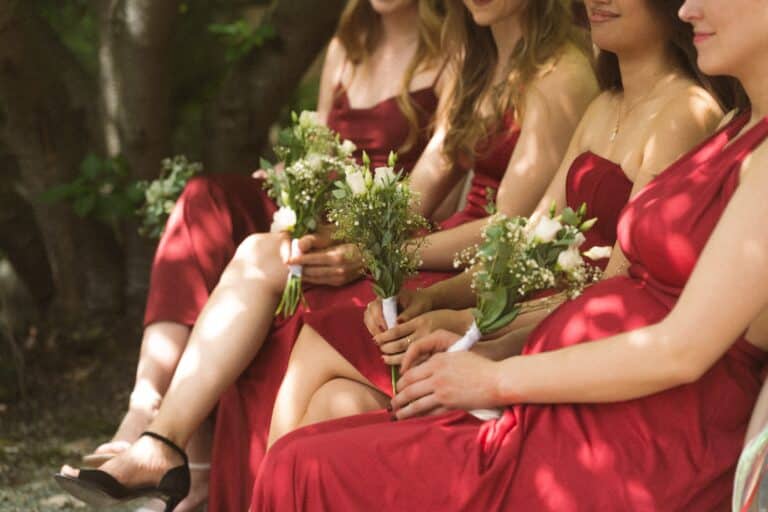 03322-2-florian-knusper-hochzeitsfotograf-wuerzburg-gaeste-mit-rosenstraeussen-Hotel Schindlerhof Nuernberg