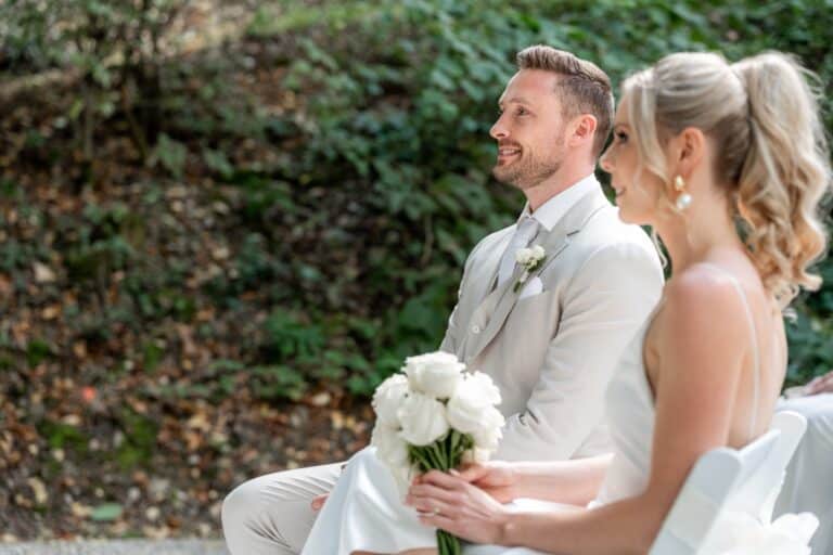 03336-florian-knusper-hochzeitsfotograf-wuerzburg-brautpaar-mit-blumenstrauss-Villa Oriental