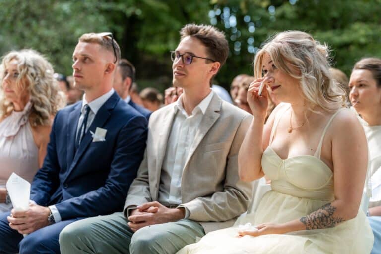 03340-florian-knusper-hochzeitsfotograf-wuerzburg-gaeste-auf-hochzeitssitzen-Villa Oriental