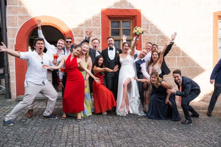 03343-florian-knusper-hochzeitsfotograf-wuerzburg-gruppe-vor-location