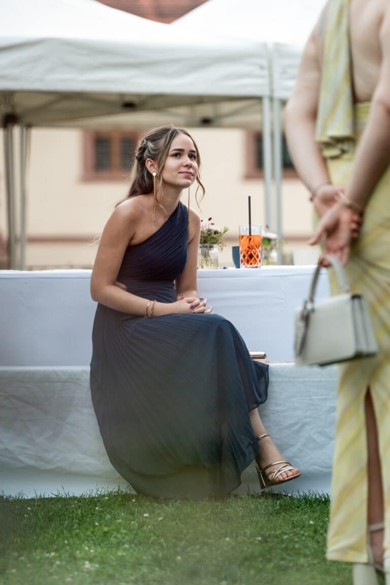 03346-florian-knusper-hochzeitsfotograf-wuerzburg-gaeste-im-garten-Kloster Bronnbach