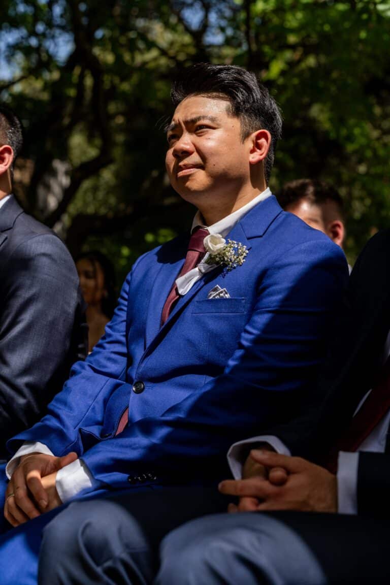 03350-florian-knusper-hochzeitsfotograf-wuerzburg-gast-in-blauem-anzug-Hotel Schindlerhof Nuernberg