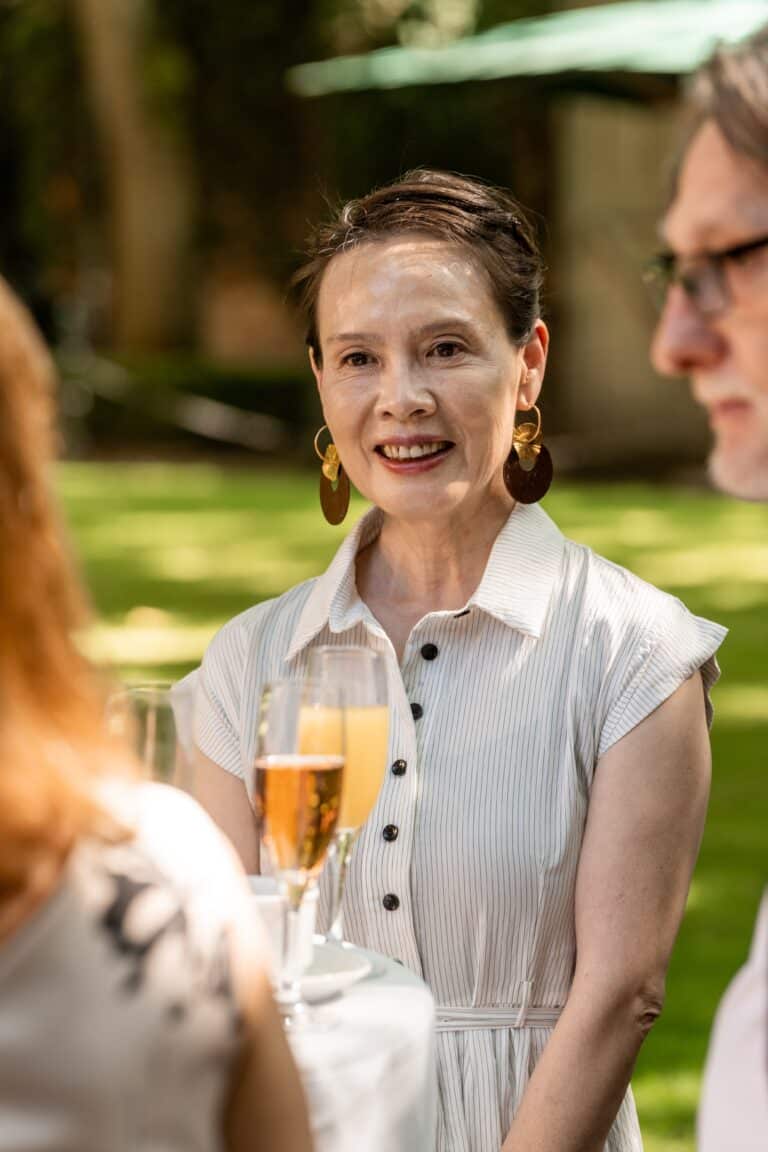 03352-florian-knusper-hochzeitsfotograf-wuerzburg-gruppe-von-gaesten-hofgut hünnersdorf