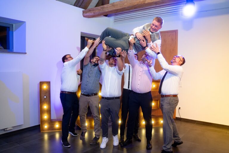 03356-florian-knusper-hochzeitsfotograf-wuerzburg-gruppe-von-gaesten-Schloss Zeilitzheim