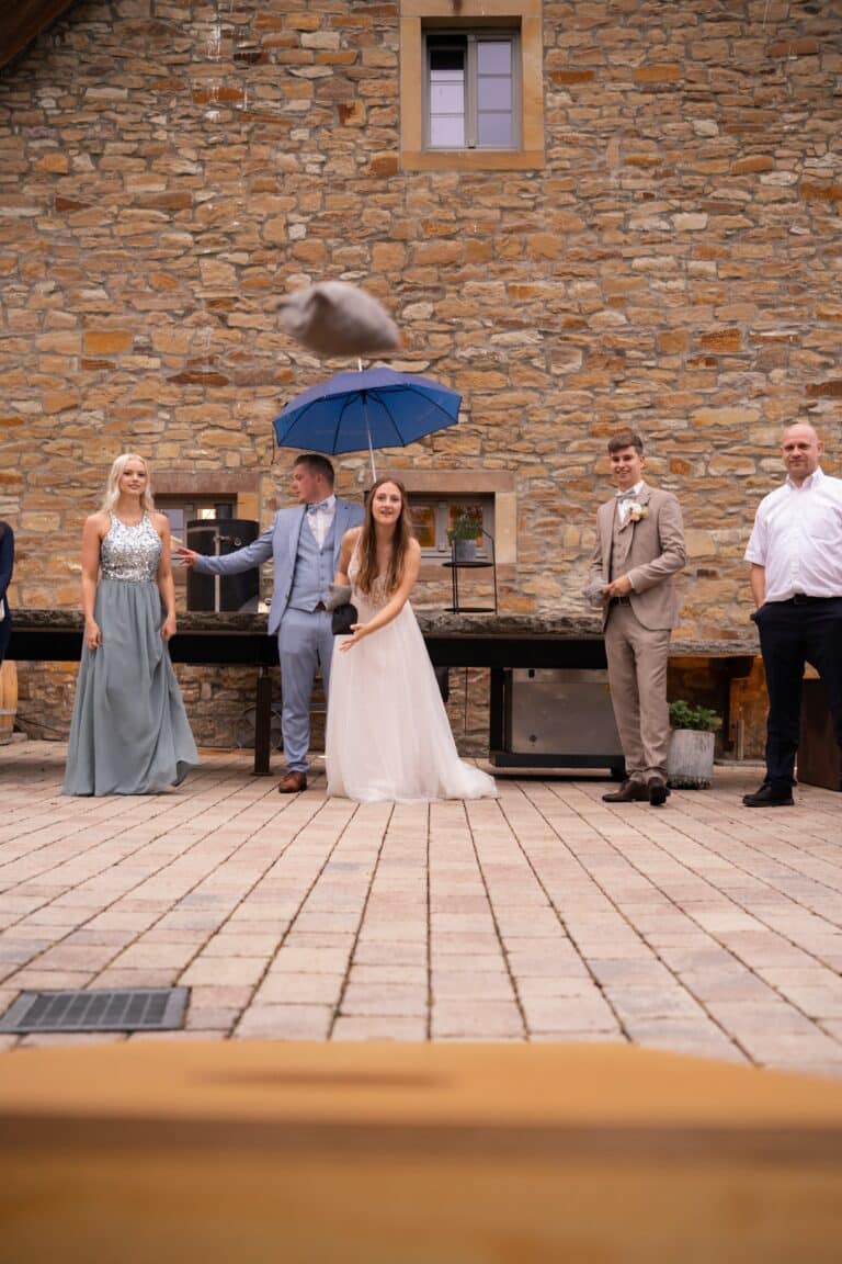 03356-florian-knusper-hochzeitsfotograf-wuerzburg-hochzeitsgruppe-im-hof-Hotel Freihof Prichsenstadt