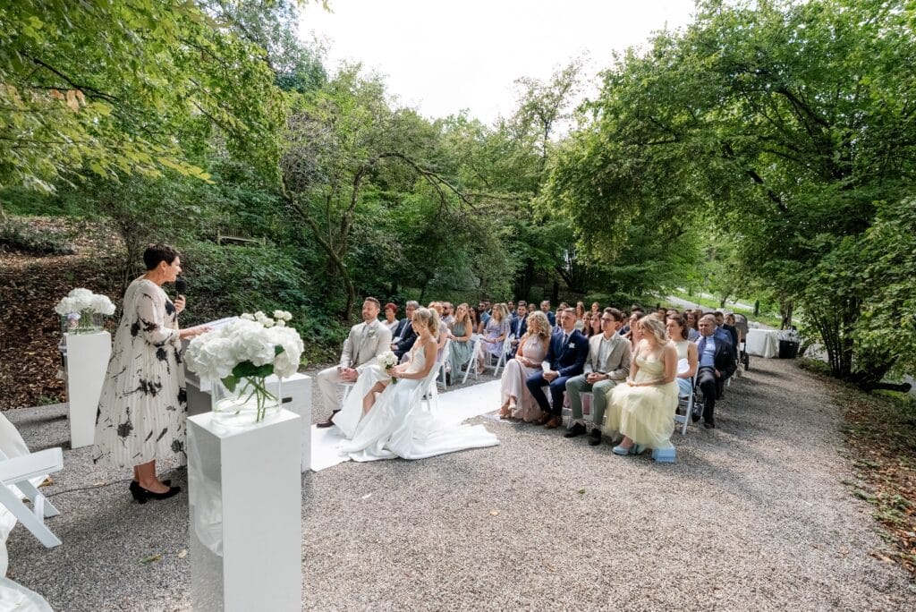 Gartenhochzeit mit Gästen und Rednerin im Freien
