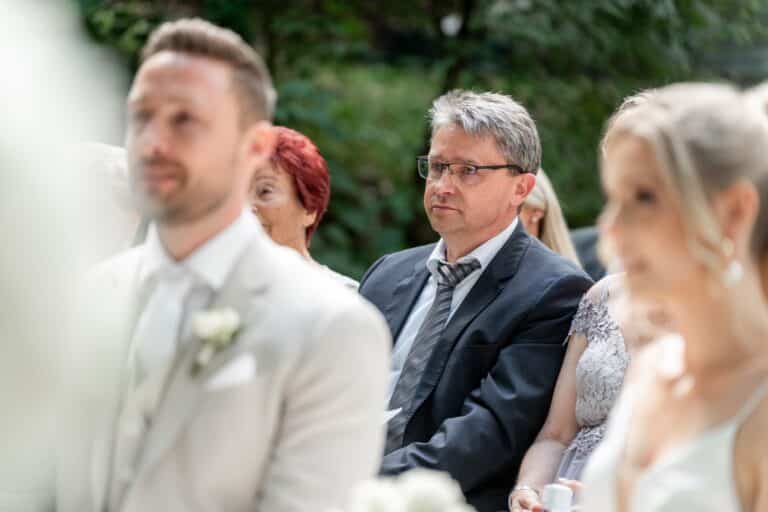 03369-florian-knusper-hochzeitsfotograf-wuerzburg-gruppe-von-gaesten-Villa Oriental