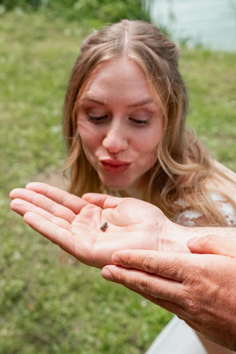 03372-florian-knusper-hochzeitsfotograf-wuerzburg-frau-mit-kaefer-Das Retz
