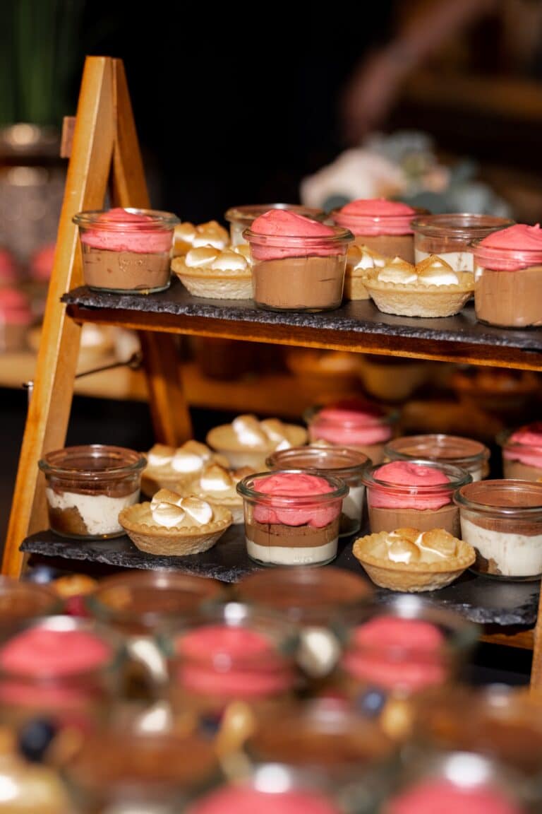 03374-florian-knusper-hochzeitsfotograf-wuerzburg-desserts-am-buffet-Hotel Freihof Prichsenstadt