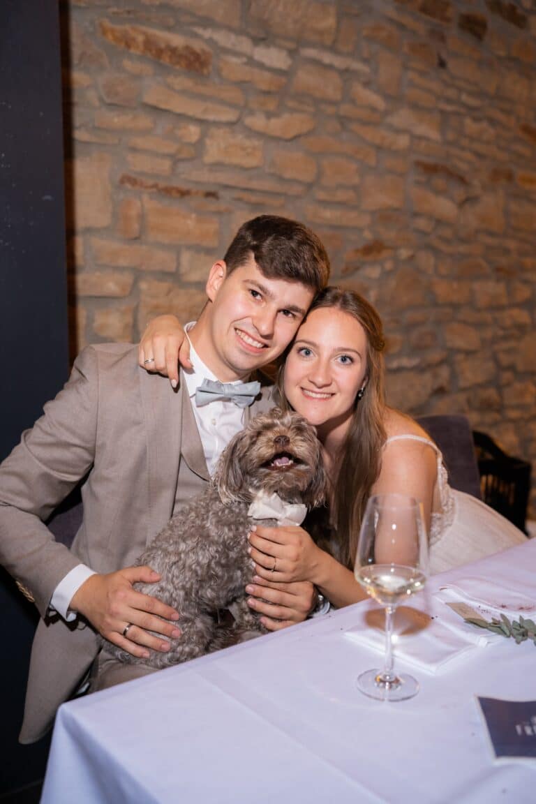 03388-florian-knusper-hochzeitsfotograf-wuerzburg-brautpaar-mit-hund-Hotel Freihof Prichsenstadt